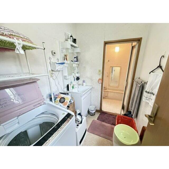 ゆとりある広さの洗面脱衣室は、洗濯機置場と洗面台をしっかり確保。収納棚も設置できるスペースがあり、タ