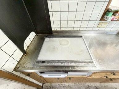 3口IHクッキングヒーター搭載で、同時調理が可能。火を使わないため安全性が高く、小さなお子様がいるご家