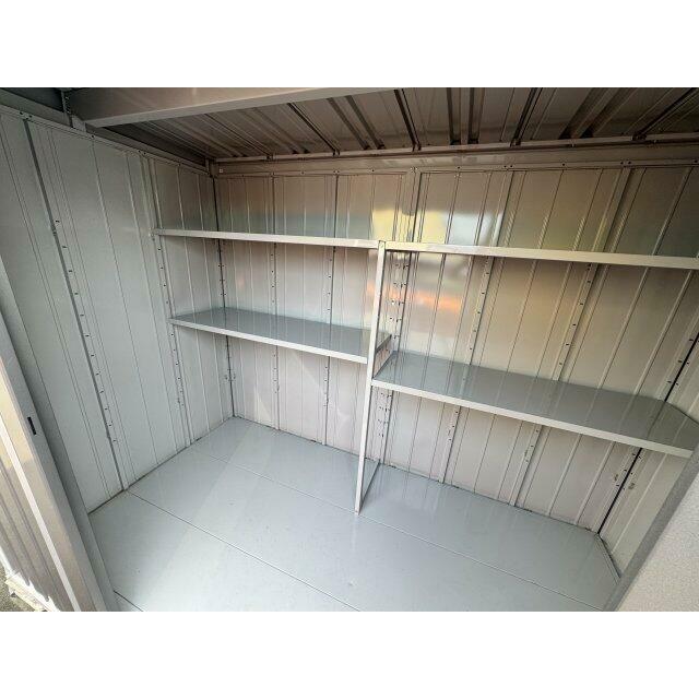自転車もすっぽりと入る大型物置もついております。