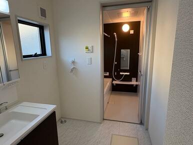 シャキッと一日を始める朝も素顔に戻る夜もこの洗面台から（3号棟）