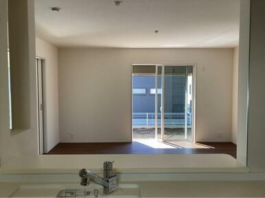 家具のデザインや配置でリビングの印象は大きく変わります。ぜひ自分の感性に合う空間を（3号棟）