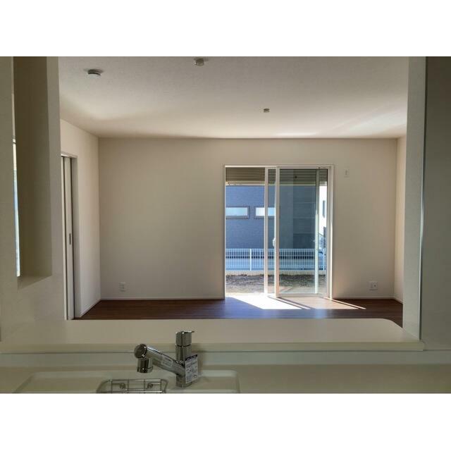 家具のデザインや配置でリビングの印象は大きく変わります。ぜひ自分の感性に合う空間を（3号棟）