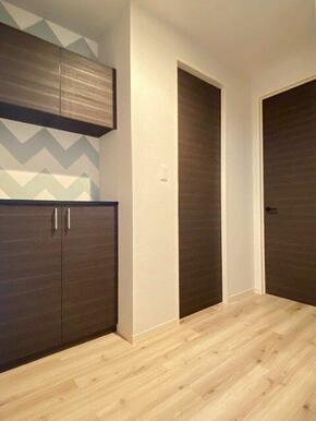 上下に分かれたシューズボックスは豊富な収納力。可変式の棚になっているのでブーツもすっきり収納ができ…