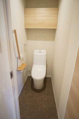 ■トイレ■温水洗浄便座、トイレの上には収納もございます。