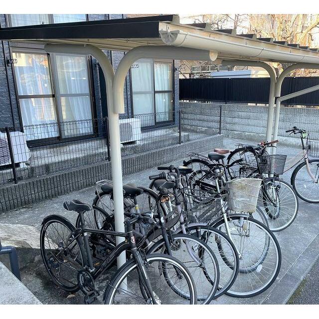 屋根付き駐輪場完備