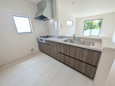 対面式キッチンなので料理をしながら家族との会話も弾みます（3号棟）