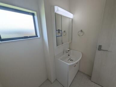 女性のお化粧や男性の身だしなみに洗面台は不可欠（3号棟）