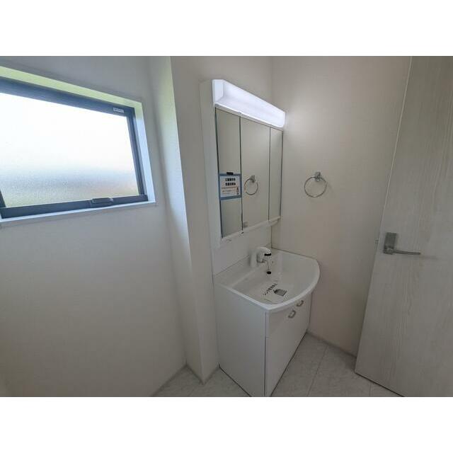 女性のお化粧や男性の身だしなみに洗面台は不可欠（3号棟）