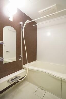 【設備充実のバスルーム】浴室冷暖房付乾燥機の設置されているバスルーム　雨が多い日はお風呂で洗濯物を乾