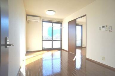 10.0帖のＬＤＫ！ブラウンの床と建具が落ち着いた空間を演出します♪来訪者を声と映像で確認できて安心なカ