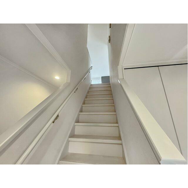 階段☆階段下には収納完備☆※バーチャル加工済みです