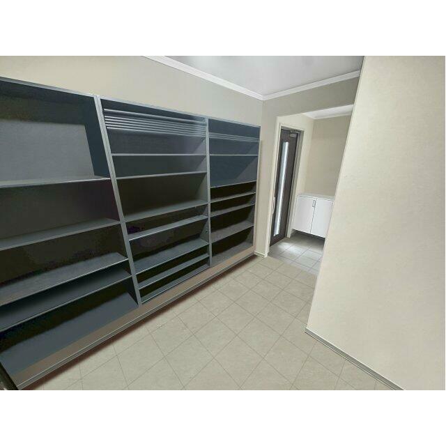 玄関横には広々としたクロークを完備☆※バーチャル加工済みです