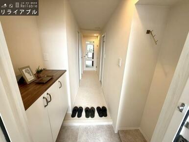 収納スペースやコートかけまでお部屋の雰囲気とも合っていますね！