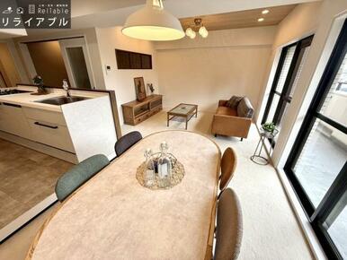 リビングには大きな窓が二つ付いておりたっぷりの朝日で気持ち良い朝を迎えることが出来ます