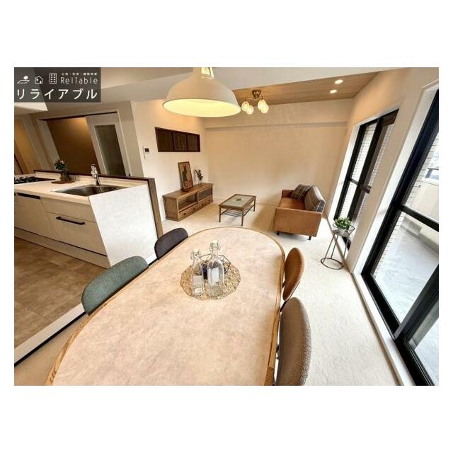 リビングには大きな窓が二つ付いておりたっぷりの朝日で気持ち良い朝を迎えることが出来ます