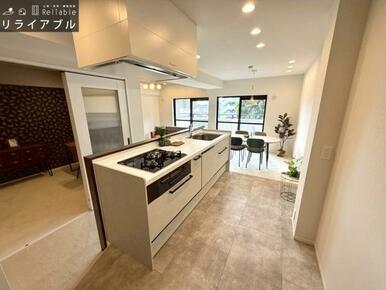 独立型キッチンが魅力的なキッチンスペース！料理中も家族とのコミュニケーションが弾む！