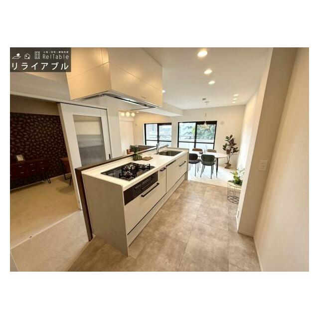 独立型キッチンが魅力的なキッチンスペース！料理中も家族とのコミュニケーションが弾む！