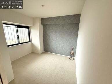 玄関横の洋室は約5.5帖。大きな窓で明るいお部屋