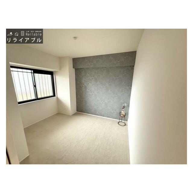 玄関横の洋室は約5.5帖。大きな窓で明るいお部屋