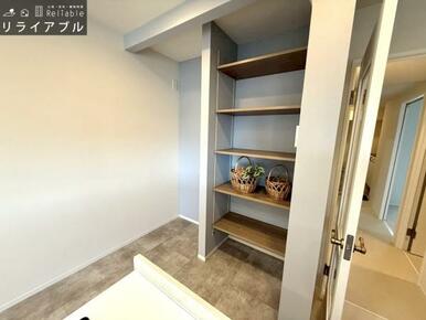 キッチン横には可動式棚がありストック買いも安心