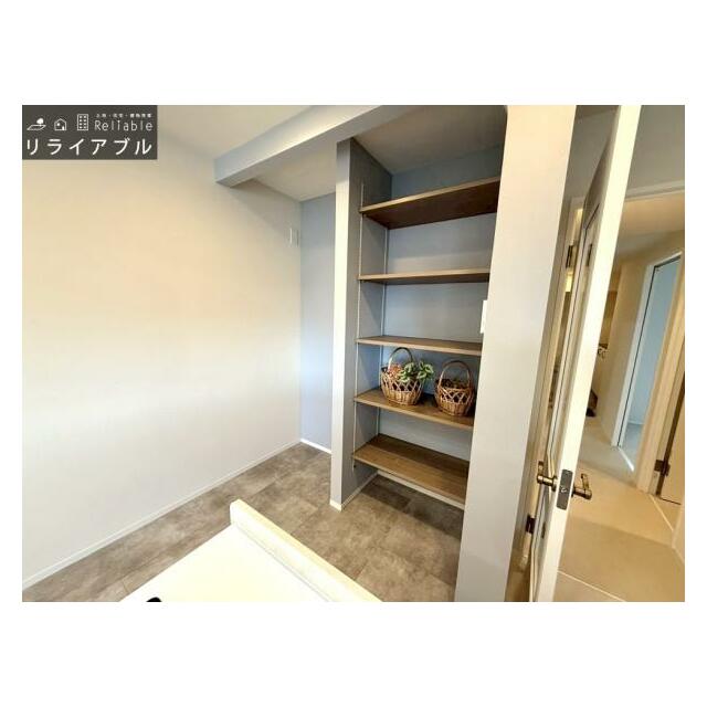 キッチン横には可動式棚がありストック買いも安心
