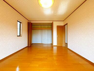 「2階南西側洋室」別角度から見た様子です。