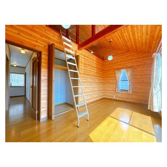 「2階南東側洋室」約8.2帖のお部屋です。