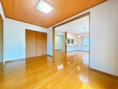 「1階洋室」リビングへ繋がる扉は開閉可能です。