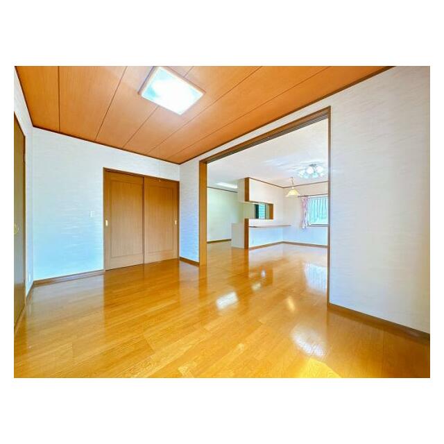 「1階洋室」リビングへ繋がる扉は開閉可能です。