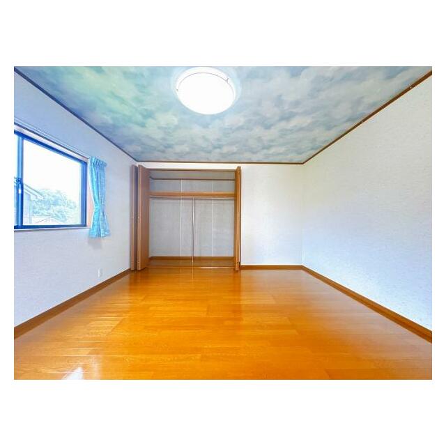 「2階北側洋室」別角度から見た様子です。