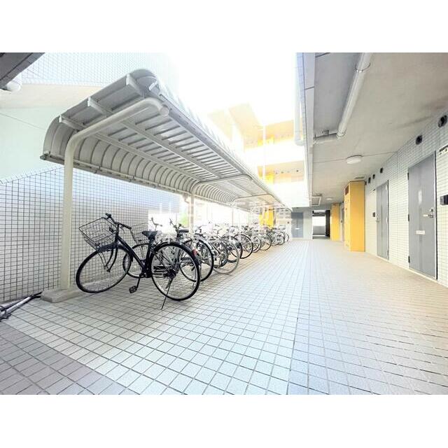 雨の日でも安心して止められる屋根付の駐輪場です☆
