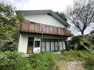 土地は広々１３６坪あります。　静かな住環境でのんびり過ごしませんか。