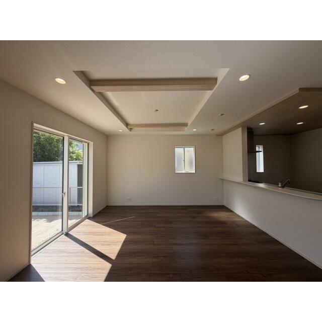 【リビング】たっぷりと自然光が差し込む窓と、折上天井を採用し、開放感のあるLDKに。