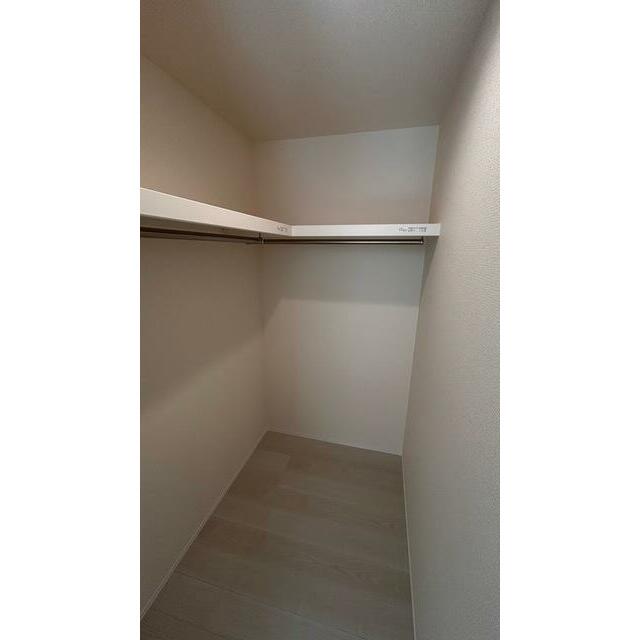 空間の使い方はいろいろ。服だけでなくさまざまなアイテムの収納にも◎（1号棟）