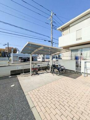 共用の屋根付き駐輪場がございます。