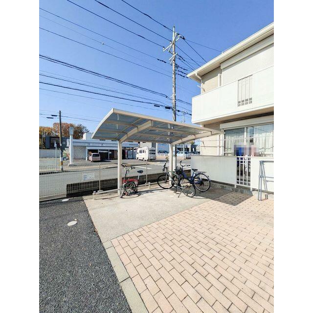 共用の屋根付き駐輪場がございます。