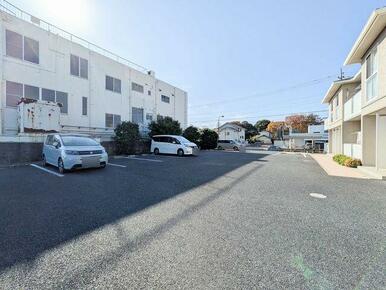 各世帯駐車場２台付（賃料含む）です。