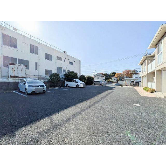 各世帯駐車場２台付（賃料含む）です。