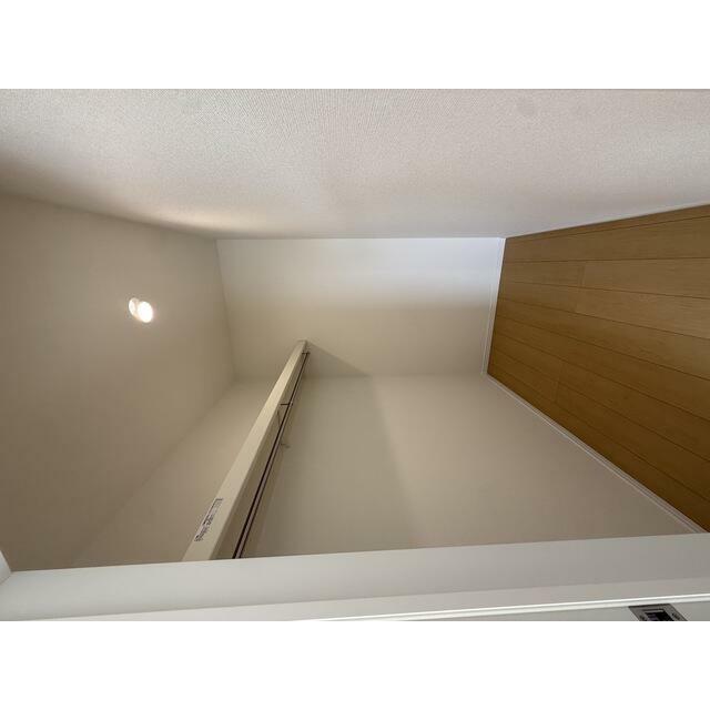 【B号棟】2F洋室に大きな収納があり、お部屋の整理整頓も楽チンです！ 枕棚とハンガーパイプは標準で設置しております！