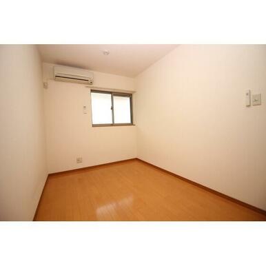 寝室にもエアコン完備