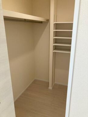 空間の使い方はいろいろ。服だけでなくさまざまなアイテムの収納にも◎（4号棟）