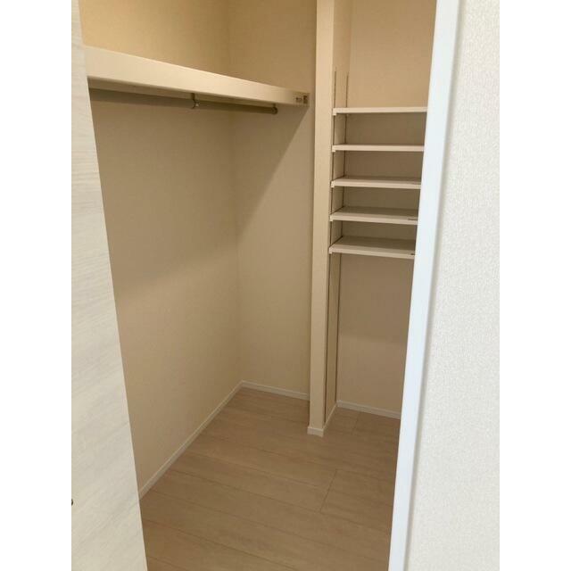 空間の使い方はいろいろ。服だけでなくさまざまなアイテムの収納にも◎（4号棟）