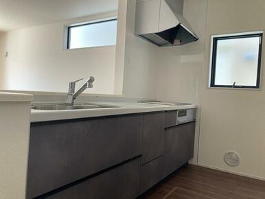 火を使わないIHクッキングヒーターは火災予防、地震対策の観点からも◎（2号棟）