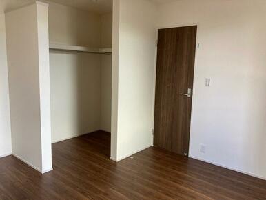 お洋服好きならコーディネートに悩むのも楽しみのひとつ（2号棟）