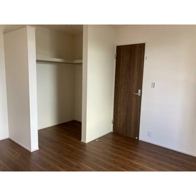 お洋服好きならコーディネートに悩むのも楽しみのひとつ（2号棟）