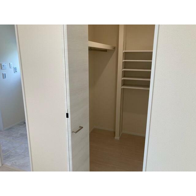 お洋服好きならコーディネートに悩むのも楽しみのひとつ（4号棟）