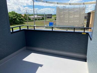 自宅で気分のスイッチを切り替えるならバルコニーがおすすめ！（2号棟）