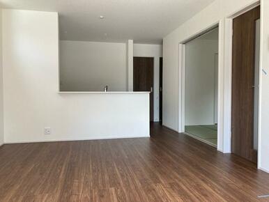 リビングはお気に入りのソファやクッションでくつろげる空間に（2号棟）