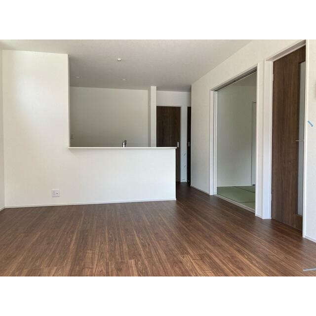 リビングはお気に入りのソファやクッションでくつろげる空間に（2号棟）