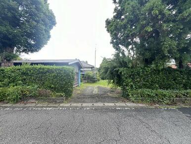 敷地入り口写真です。周りは生垣で囲われており、道路や隣家から見えずらいようになっています。